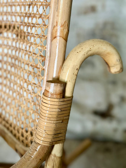 Rocking-chair en rotin et cannage