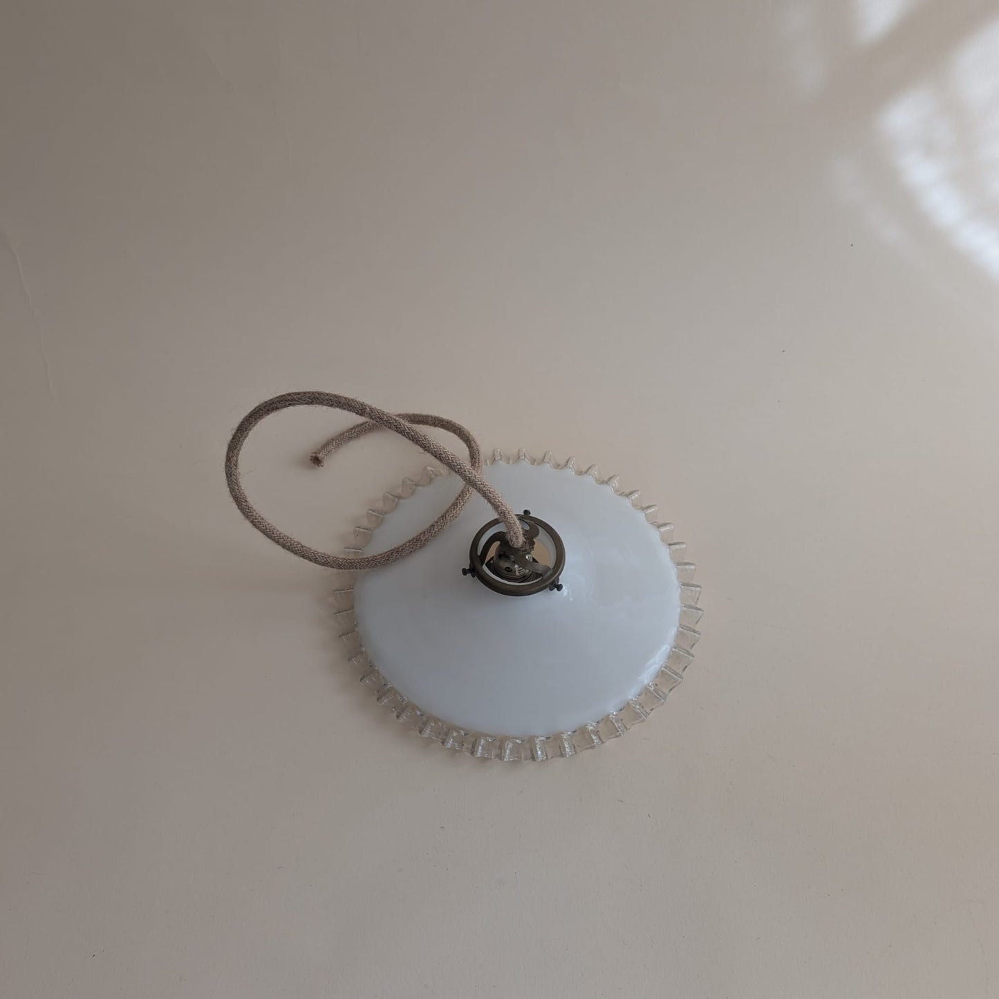 Suspension opaline blanche